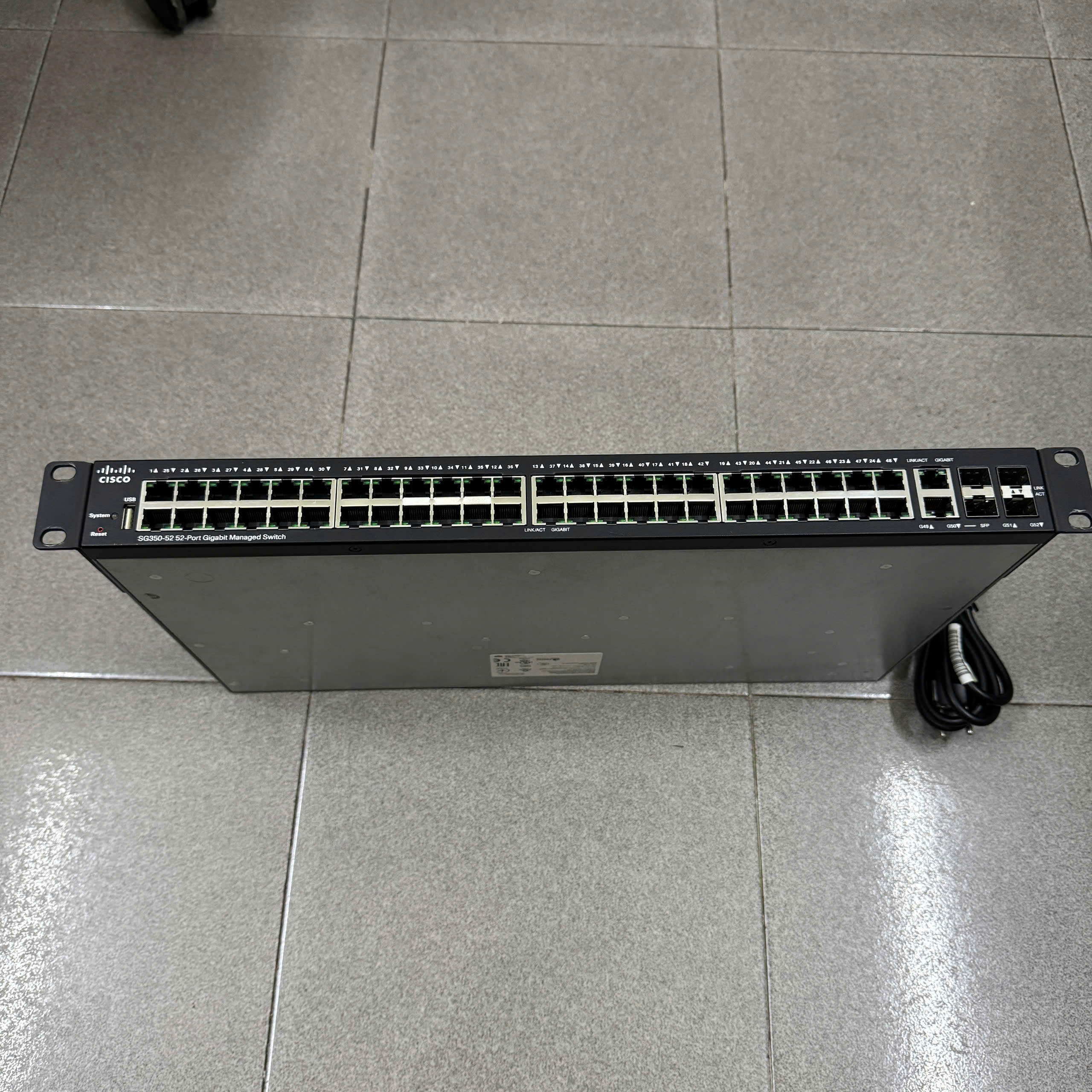 Switch layer 3 Cisco SG350-52 model SG350-52-K9 V01 đẹp