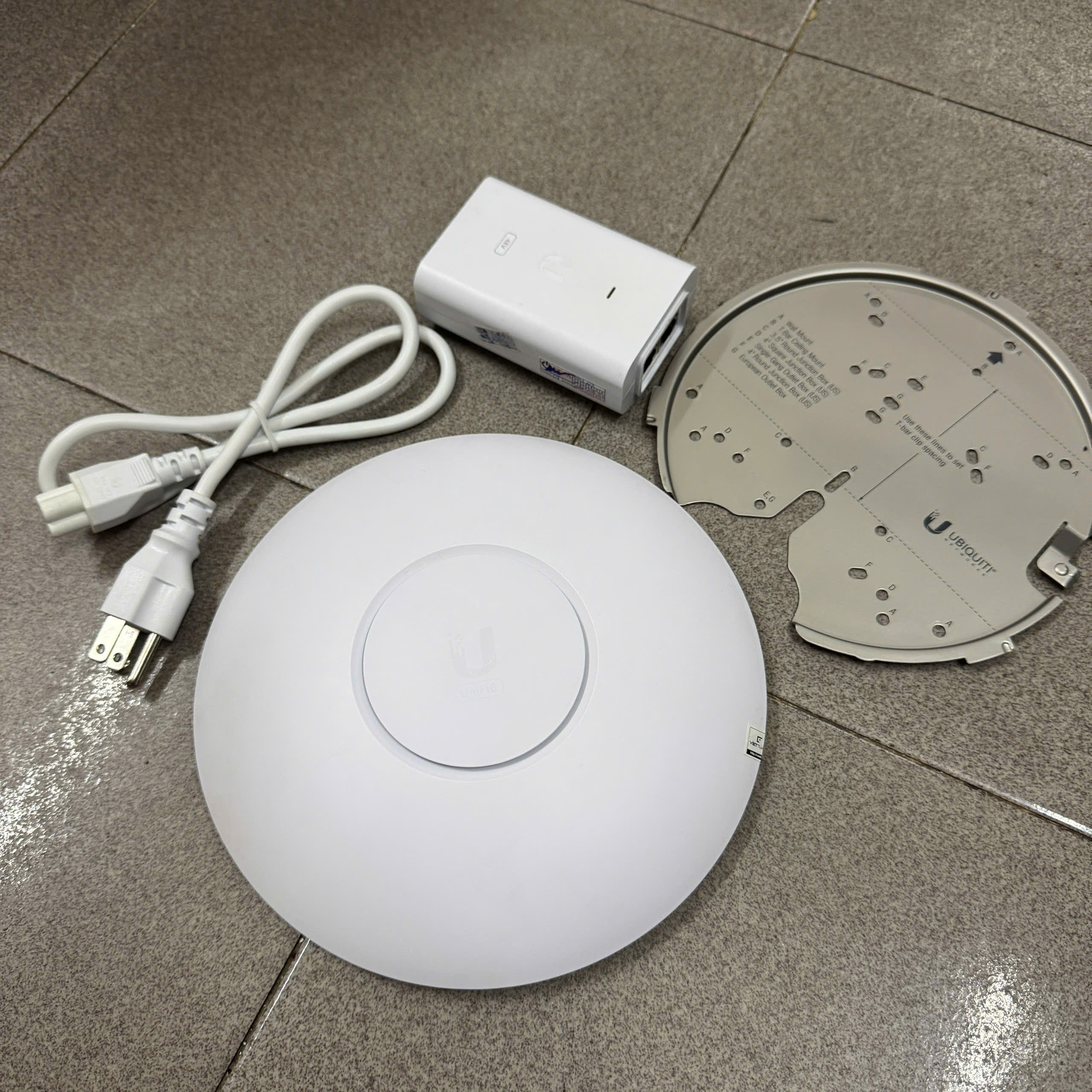 Phát wifi chuyên dụng Unifi U6 pro wifi 6 AX đẹp tải 300 thiết bị