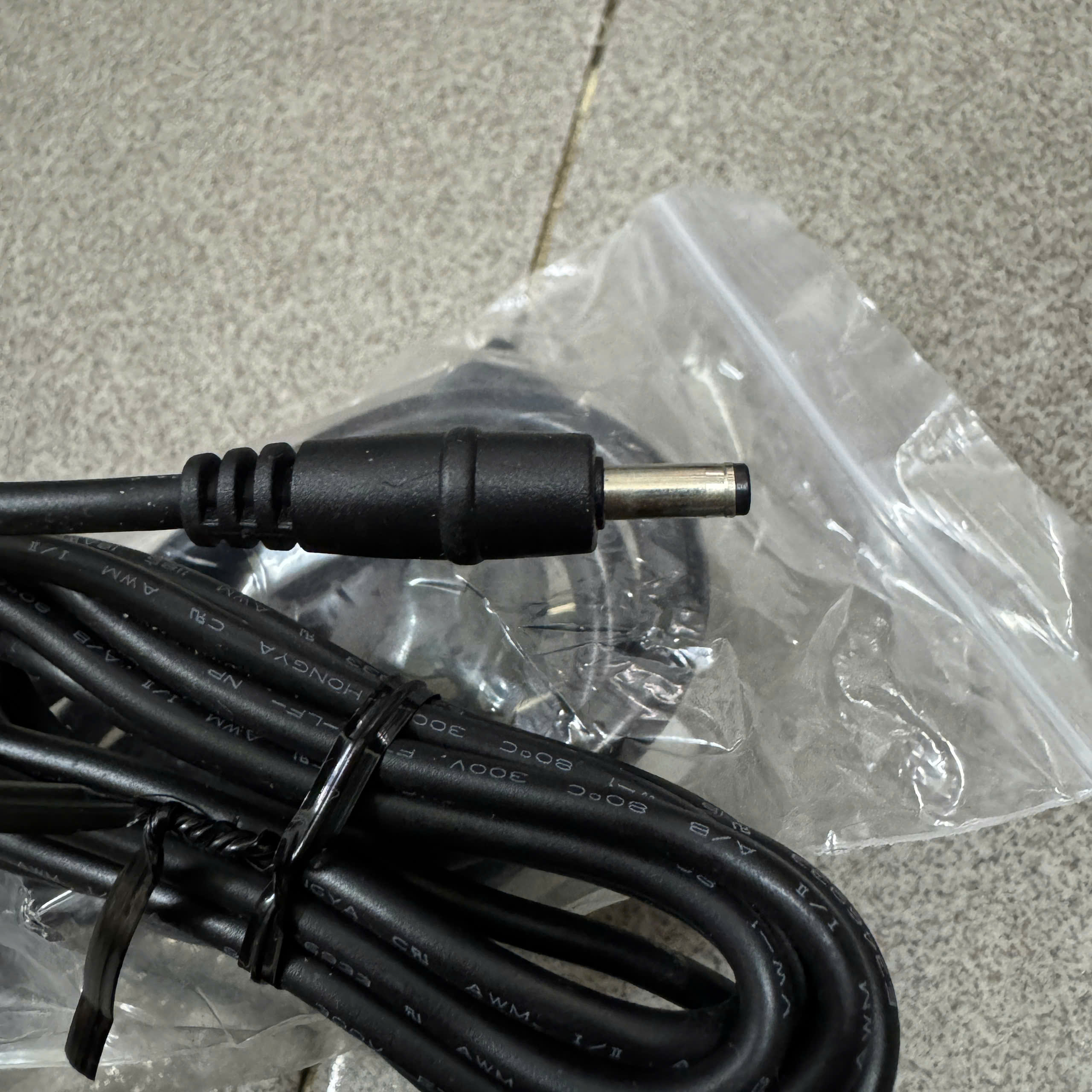 Adaptor 19V-2.2A MOSO chuôi cắm 3.5mm mới 100% có đèn báo