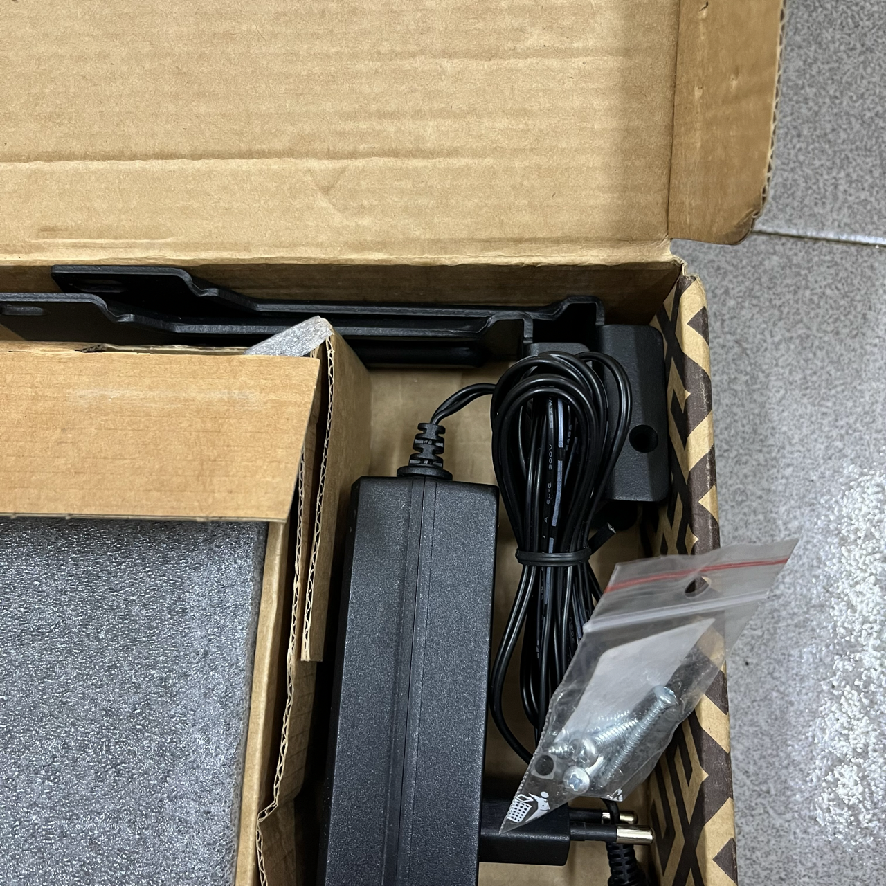 Router cân bằng tải Mikrotik RB4011iGS+RM đẹp có box