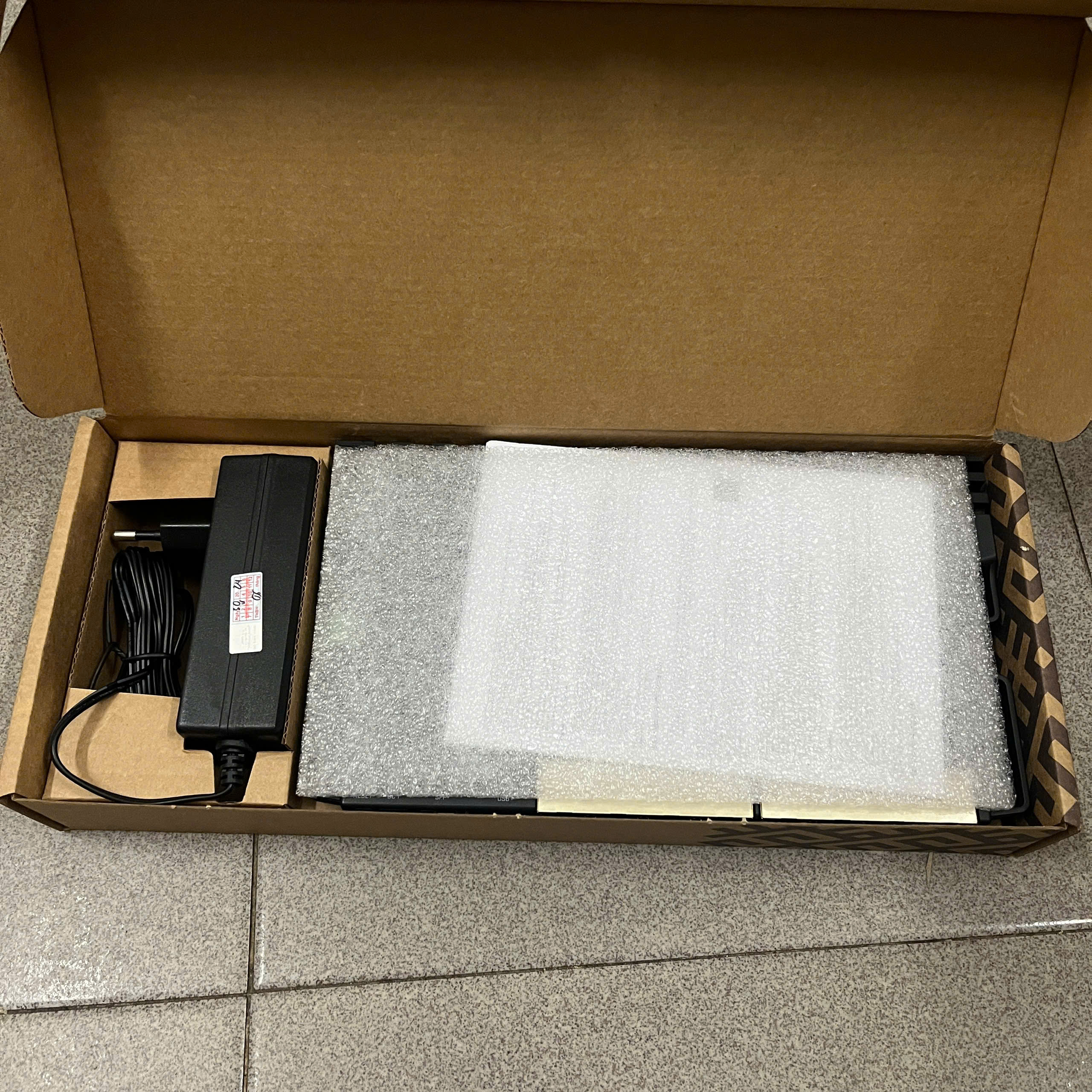 Router cân bằng tải Mikrotik RB5009UG+S+IN fullbox mới 100%