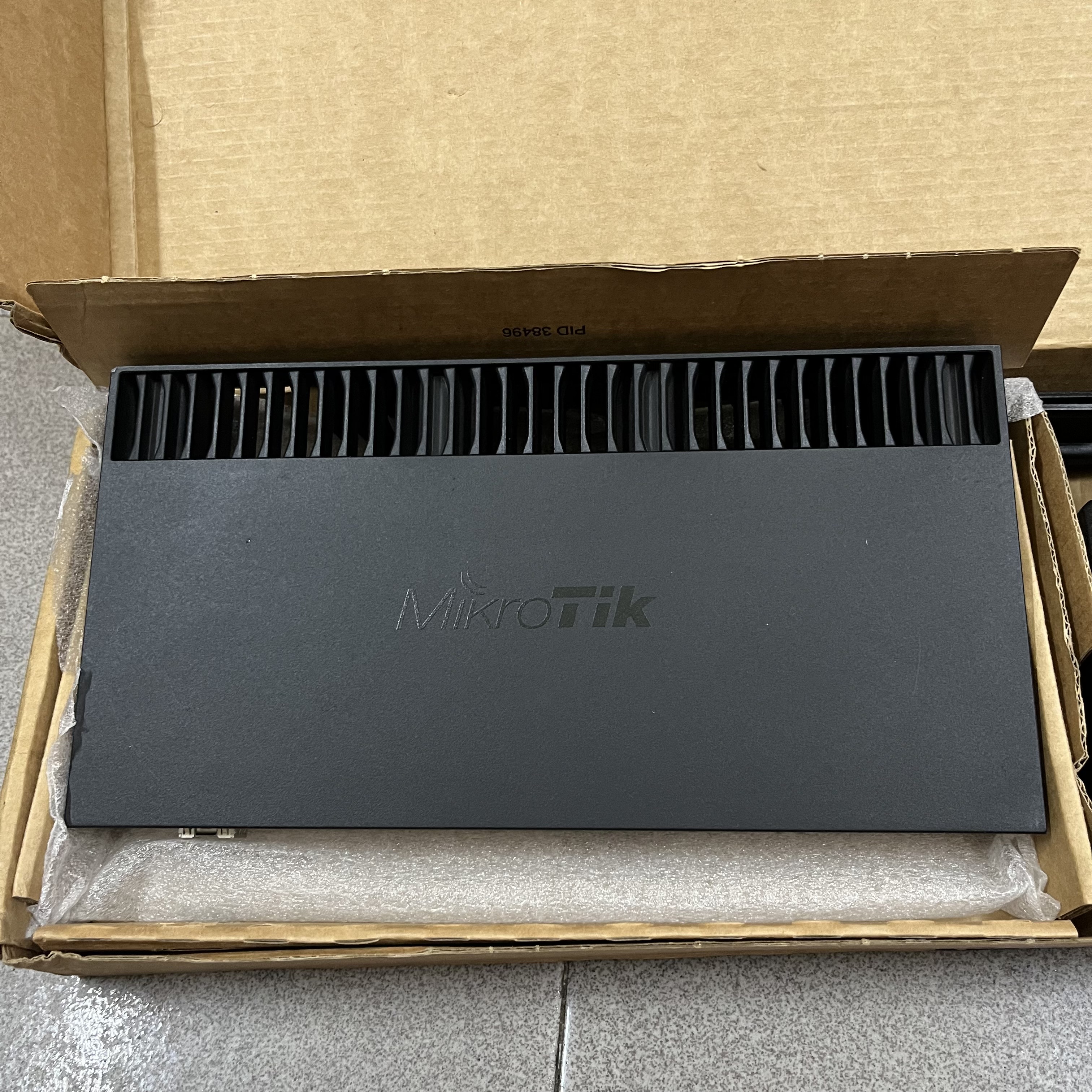 Router cân bằng tải Mikrotik RB4011iGS+RM đẹp có box
