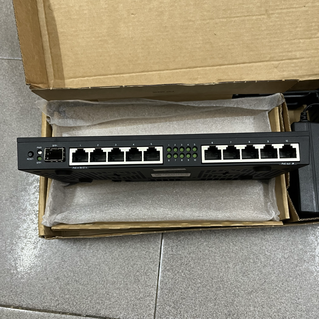 Router cân bằng tải Mikrotik RB4011iGS+RM đẹp có box