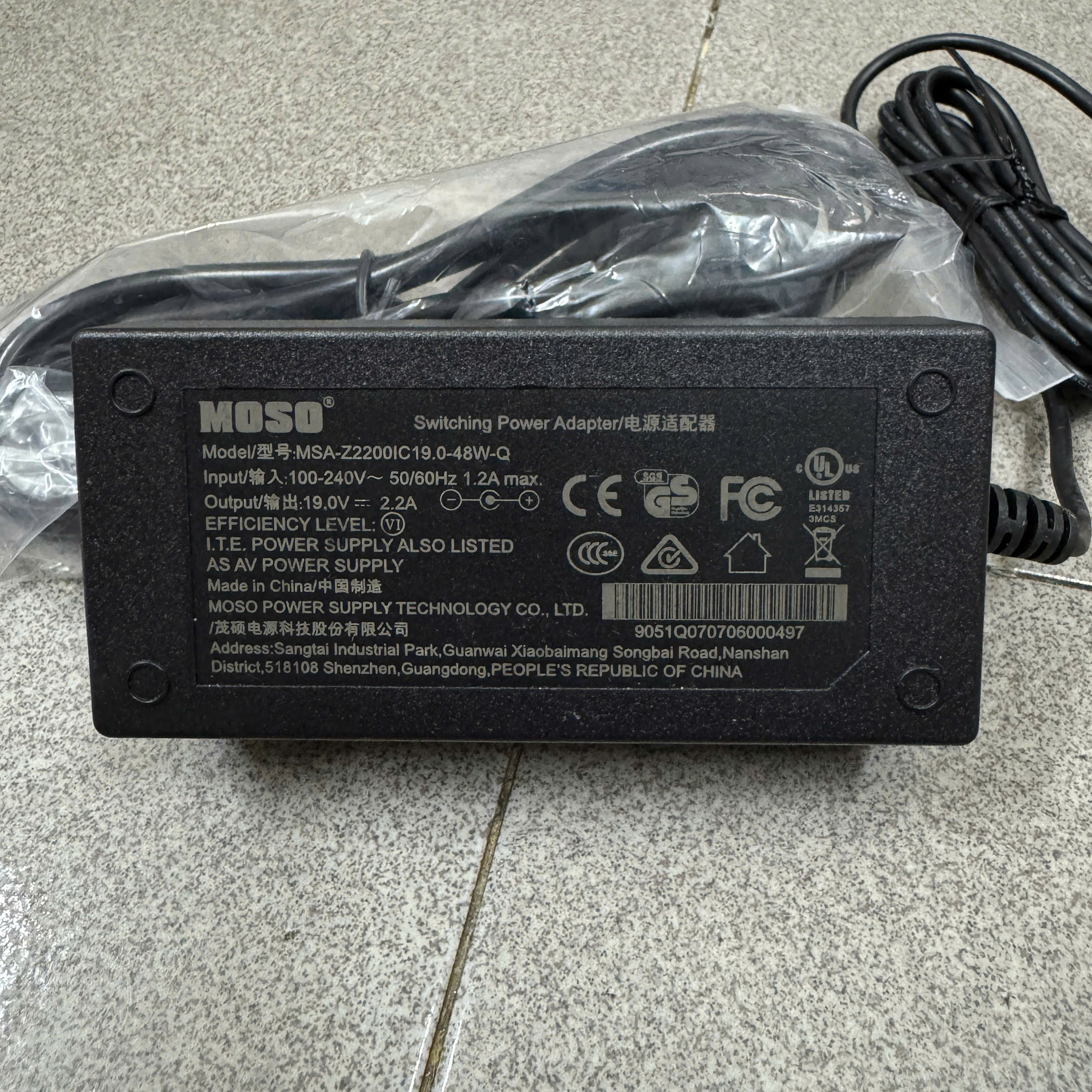 Adaptor 19V-2.2A MOSO chuôi cắm 3.5mm mới 100% có đèn báo