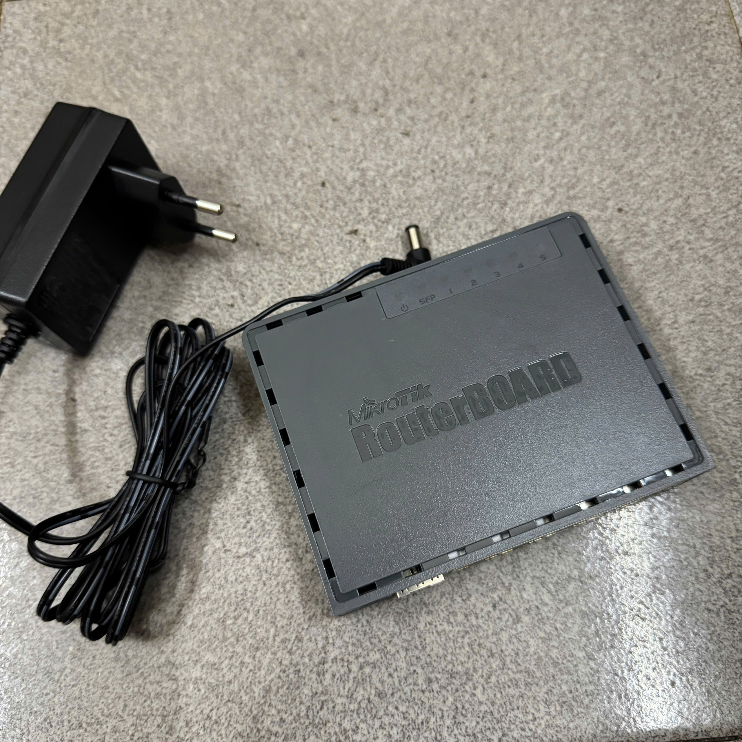 Router cân bằng tải Mikrotik RB760iGS đẹp