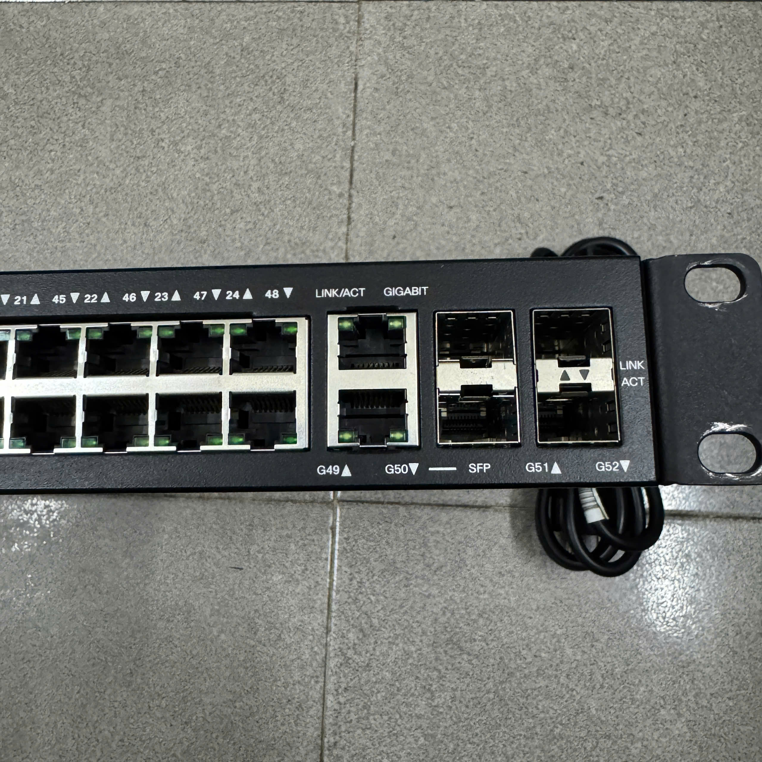 Switch layer 3 Cisco SG350-52 model SG350-52-K9 V01 đẹp