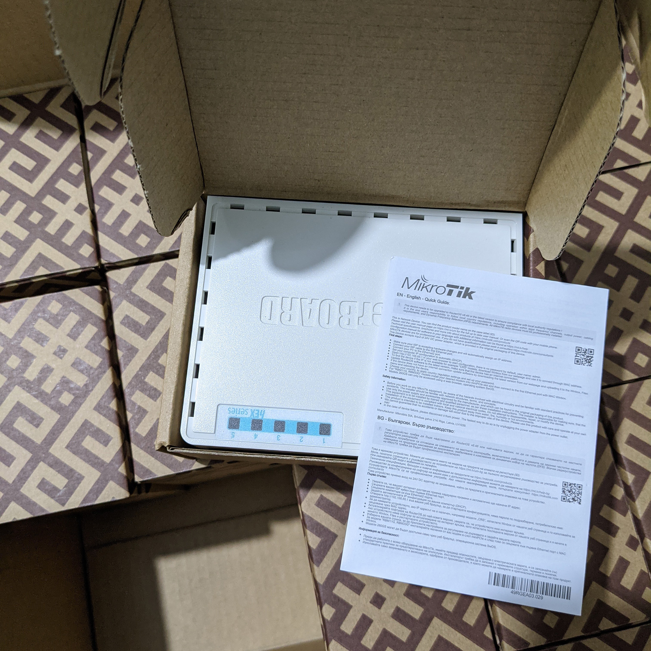 Router Mikrotik RB750Gr3 fullbox mới 100% - hàng chính hãng bảo hành 12 tháng