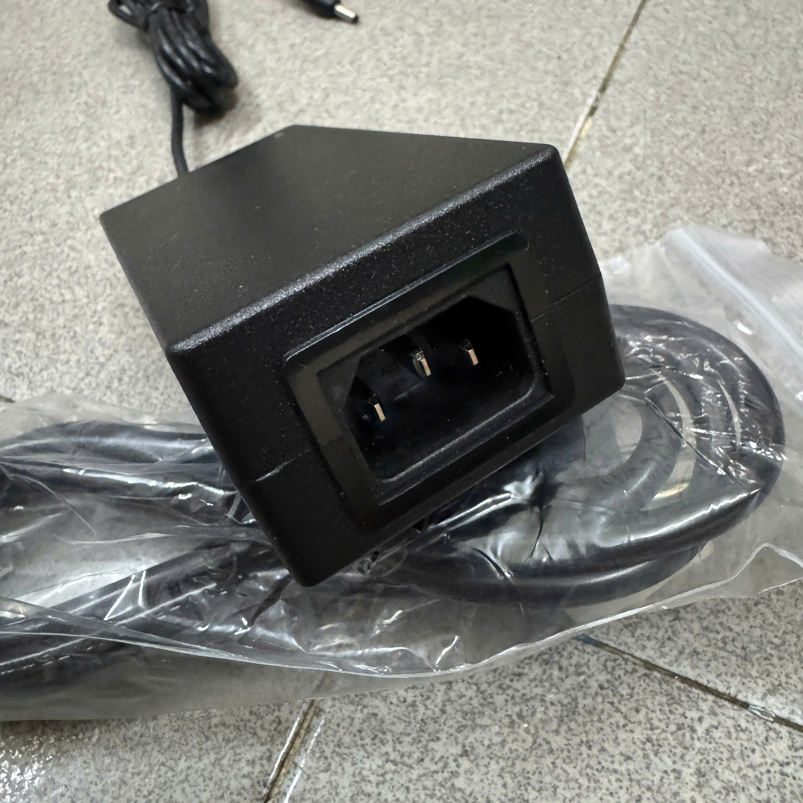 Adaptor 19V-2.2A MOSO chuôi cắm 3.5mm mới 100% có đèn báo