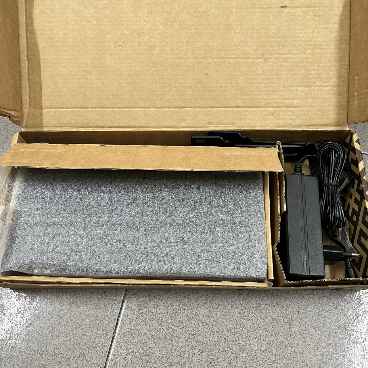 Router cân bằng tải Mikrotik RB4011iGS+RM đẹp có box