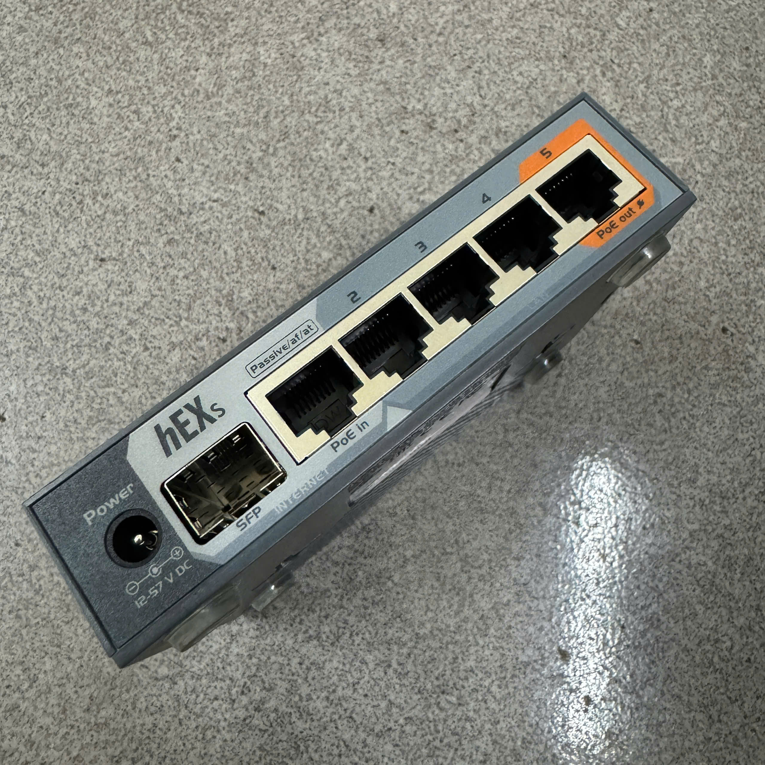 Router cân bằng tải Mikrotik RB760iGS đẹp