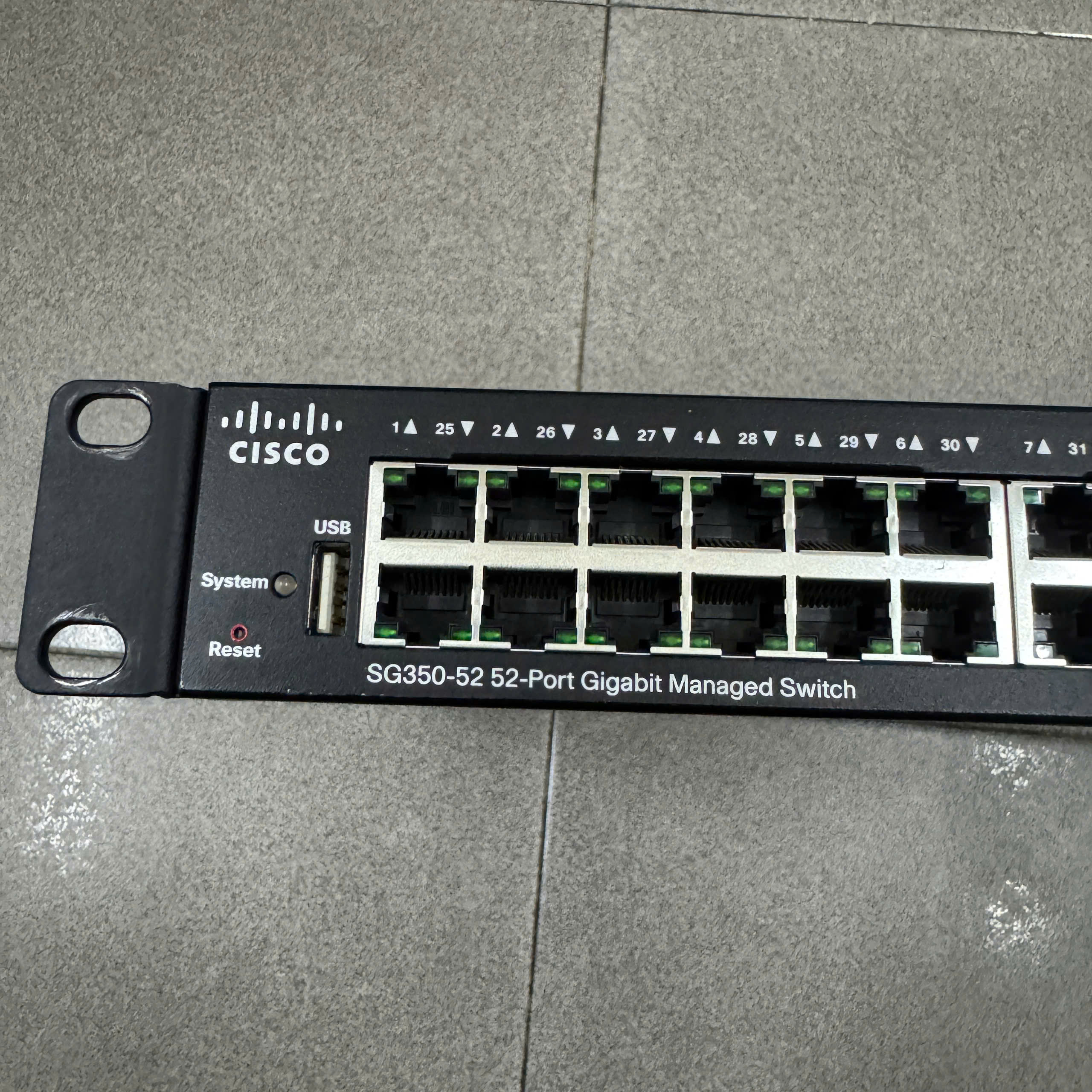 Switch layer 3 Cisco SG350-52 model SG350-52-K9 V01 đẹp
